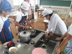 知名町立上城小学校 調理実習